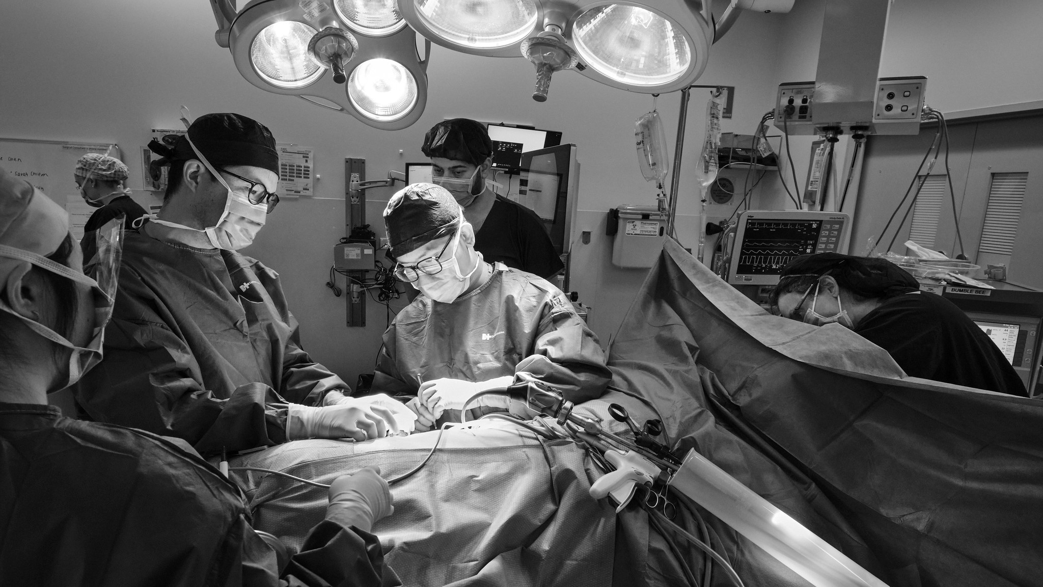 A black and white photo of surgeons operating to remove a kidney from a live donor.